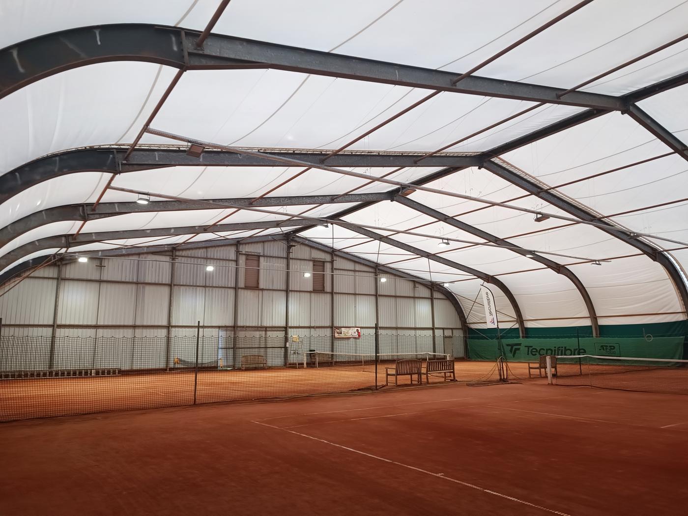 Les deux courts couverts en terre battue de Chatou