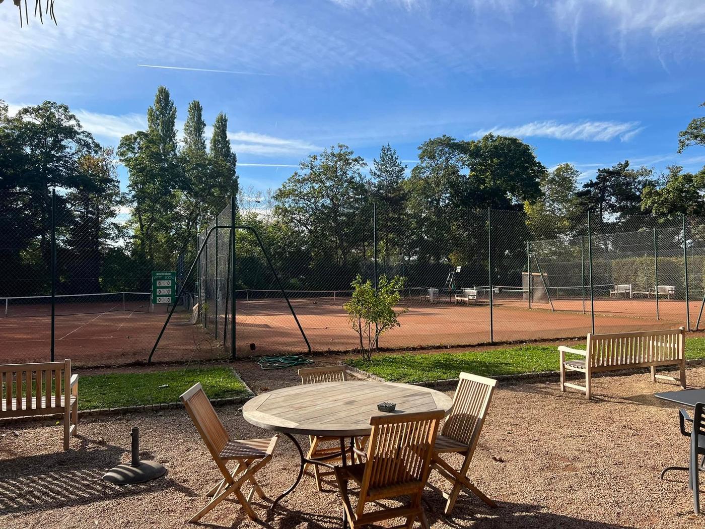 La terrasse du Club House face aux courts en terre battue