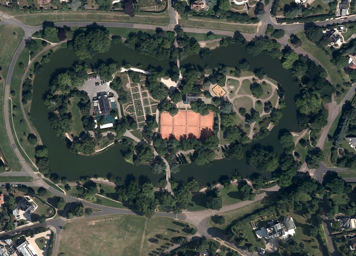 Vue satellite de l'Île des Ibis : les courts en terre battue du VITC au cœur du Grand Lac